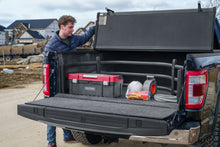 Load image into Gallery viewer, AMPamp-bedxtender-sport-2020-ford-f150-blue-construction-lifestyle-02.jpg