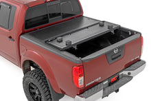 Load image into Gallery viewer, Hard Low Profile Bed Cover | 5' Bed | Cargo Mgmt | Nissan Frontier (05-21)