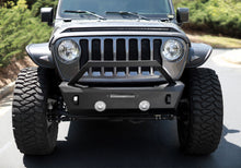 Load image into Gallery viewer, rampage_trailcrawlerbumper_lifestyle1_99514.jpg
